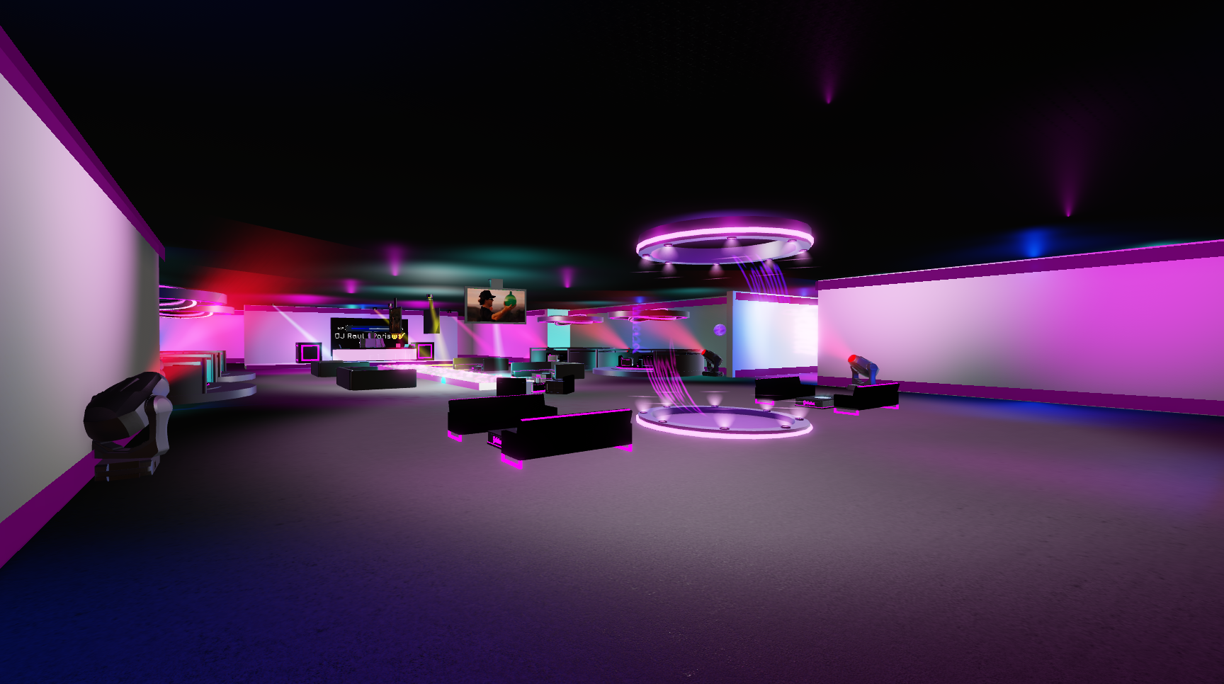 Interior de un club de fiestas iluminado en rosa y violeta