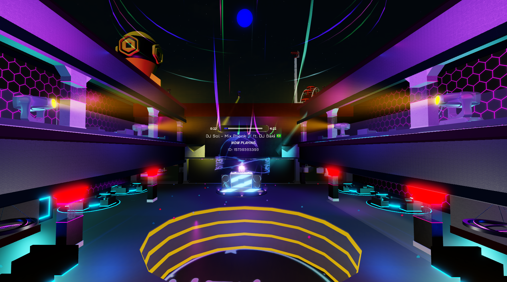 Salón de fiestas con cabina de DJ y luces de colores